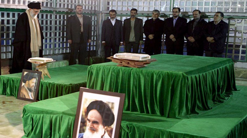 رہبرانقلاب اسلامی کی امام خمینی (رح) اور شہداء کے مزار پر حاضری