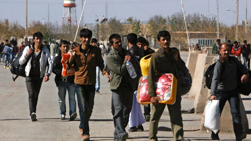 دسیوں ہزار افغان مہاجرین کی ایران سے واپسی