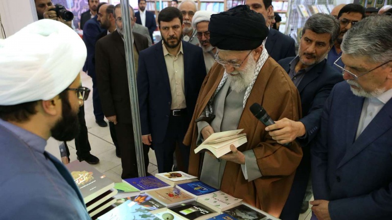 رہبر انقلاب کتابوں کی نمائش دیکھنے پہونچے ۔