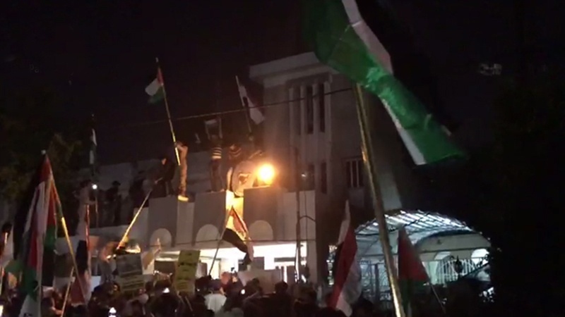 بغداد میں بحرینی سفارت خانے کے سامنے عراقیوں کا احتجاج