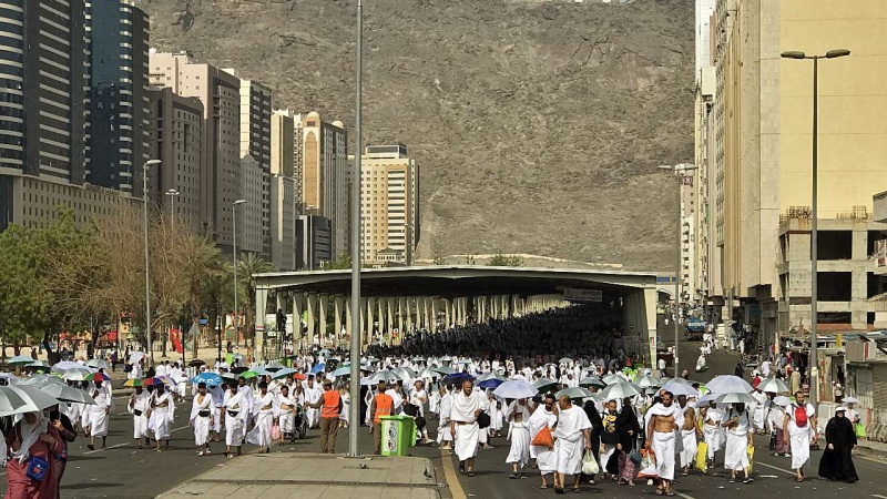 مناسک حج کی ادائیگی حجاج میدان عرفات کی جانب رواں دواں