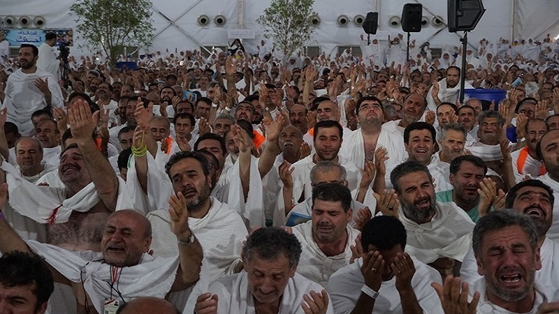 حجاج کرام مناسک حج اور خدا سے راز و نیاز میں مشغول