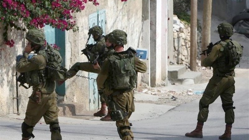 فلسطینیوں کے گھروں پر صیہونی فوجیوں کی یلغار