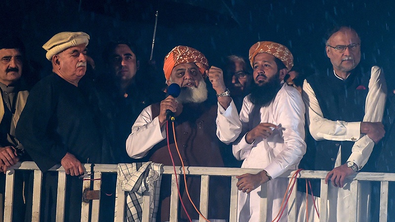 مولانا فضل الرحمن، میاں شہباز شریف اور بلاول بھٹو زرداری نے عمران خان سے اقتدار چھوڑنے اور جمہوریت بحال کئے جانے کا مطالبہ کر دیا