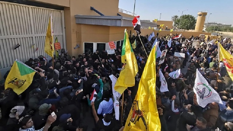 عراقی شہریوں کا شدید احتجاجی مظاہرہ، امریکی سفیربغداد سے فرار ہونے پر مجبور