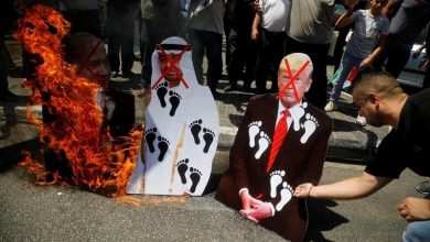 Photo of فلسطینیوں نے ٹرمپ، بن یامین نیتن یاہو اور بن‌ زاید کی تصاویر کو آگ لگا دی