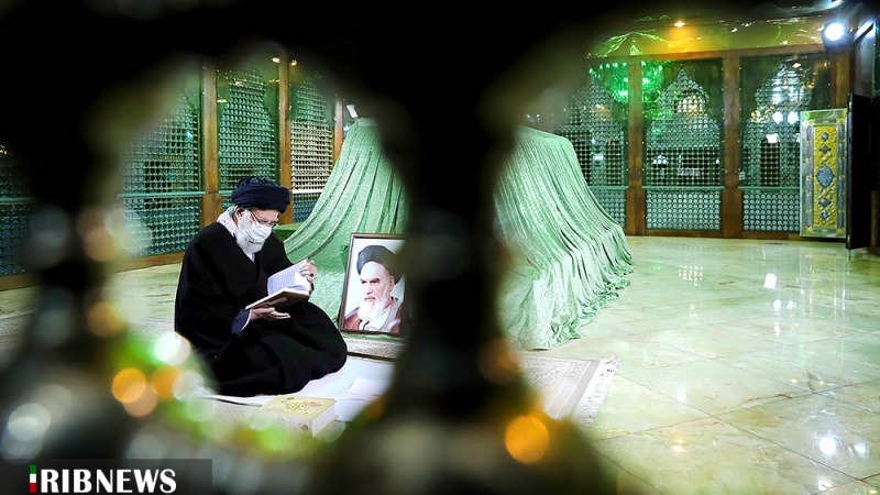 رہبر انقلاب اسلامی کی حضرت امام خمینی (رح) کے مزار پر حاضری اور فاتحہ خوانی
