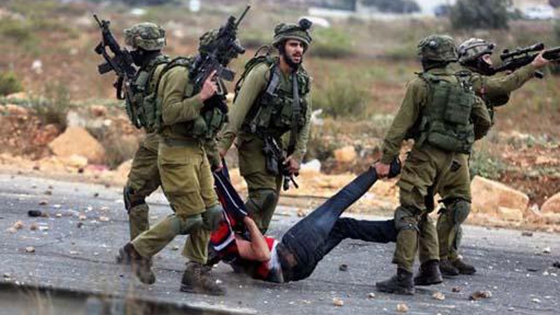 غرب اردن میں صیہونی فوجیوں کے ہاتھوں فلسطینیوں کی گرفتاری