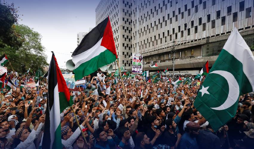 پاکستان میں غزہ پر اسرائیل کے حملے کی مذمت اور مزاحمت کی حمایت میں ایک بڑا احتجاجی مظاہرہ کیا جا رہا ہے۔