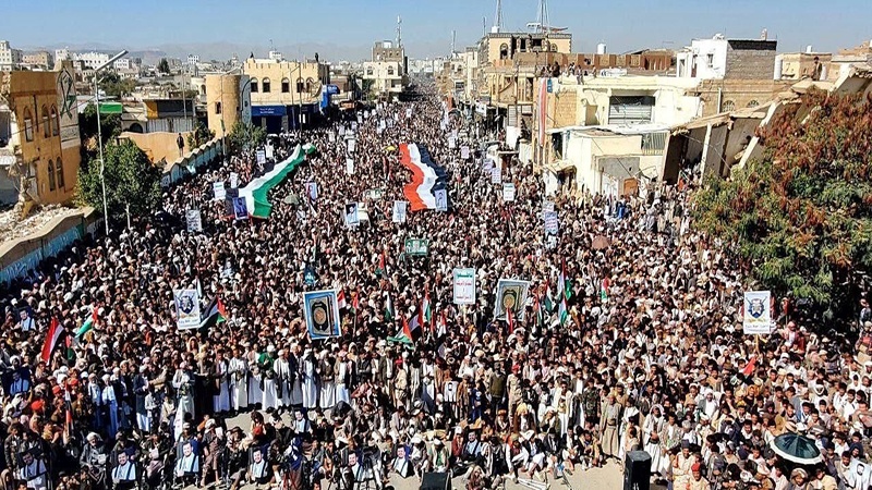 یمنی عوام سڑکوں پر نکل آئے، امریکہ اور برطانیہ کو منھ توڑ جواب دینے کااعلان