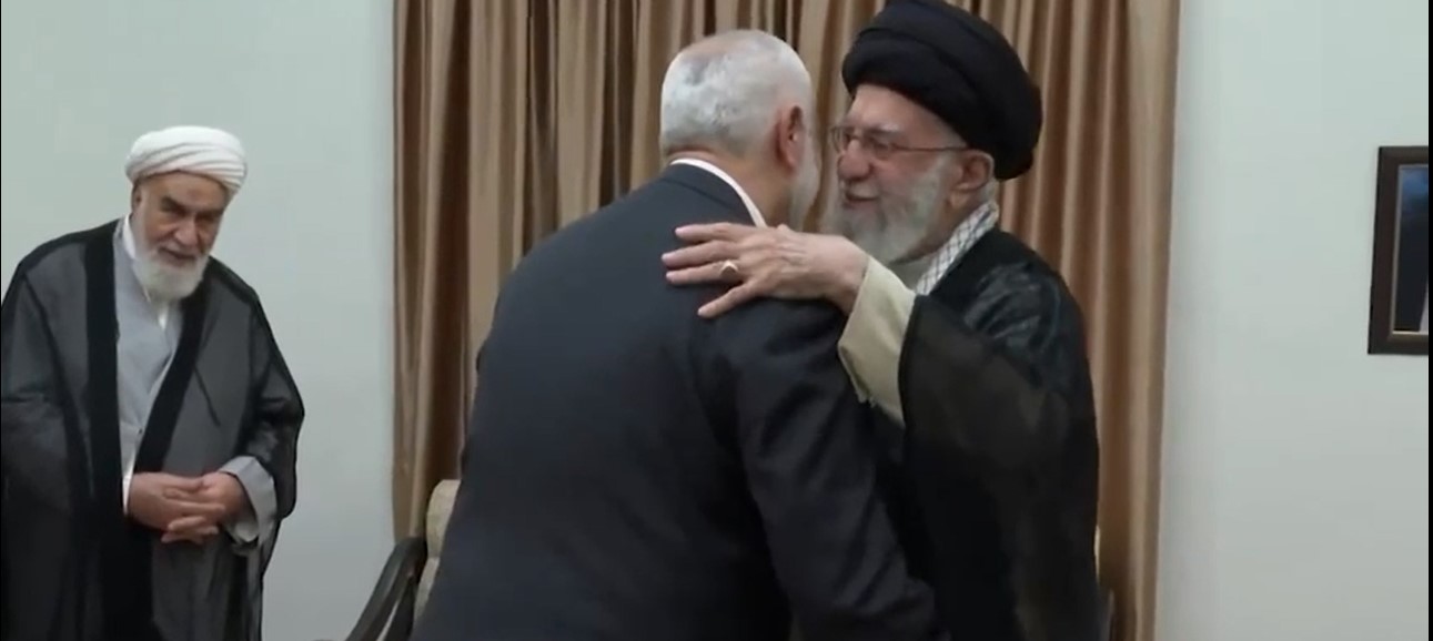 ویڈیوء شہید اسماعیل ہانیہ نے گزشتہ روز امام خامنہ ای سے ملاقات میں: یوں ہی دنیا مرتی ہے اور زندہ ہوتی ہے، ہنستی ہے اور روتی ہے لیکن اللہ کے حکم سے امت اسلامیہ ہمیشہ قائم رہے گی۔اللہ آپ کو لمبی عمر، صحت اور تندرستی عطا فرمائے۔