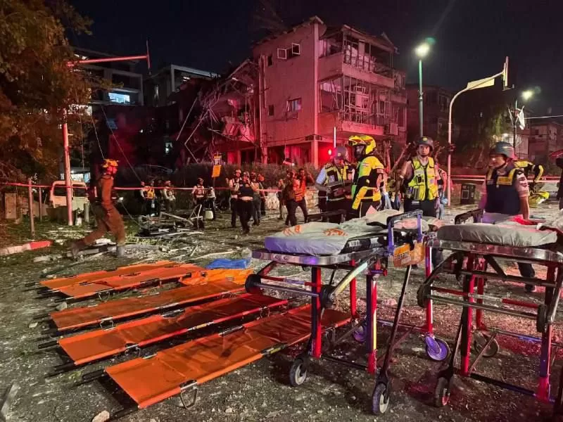 زخمی صہیونیوں کو اس وقت ہسپتال لے جایا جا رہا ہے۔