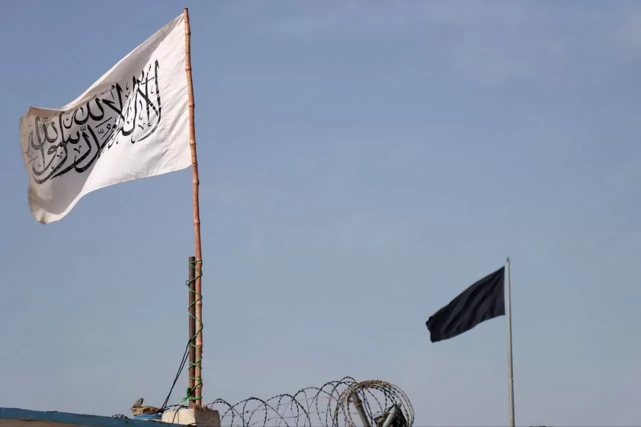 افغانستان نے آیت اللہ علی خامنہ ای کی شہادت کے بعد سوگ کی علامت کے طور پر ایرانی سرحد پر اپنے پرچم کے ساتھ سیاہ پرچم لہرا دیا۔